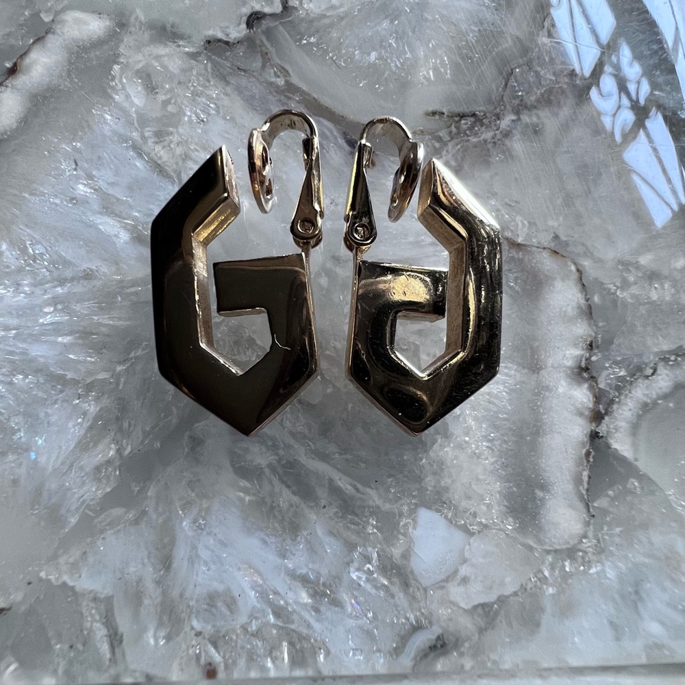 Givenchy earrings gold tone vintage initial G old money style - Picture 5 of 6